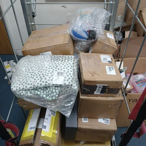CAGE OF ASSORTED ITEMS TO INCLUDE - BLANKET - LIGHTS - LAMPS / COLLECTION ONLY