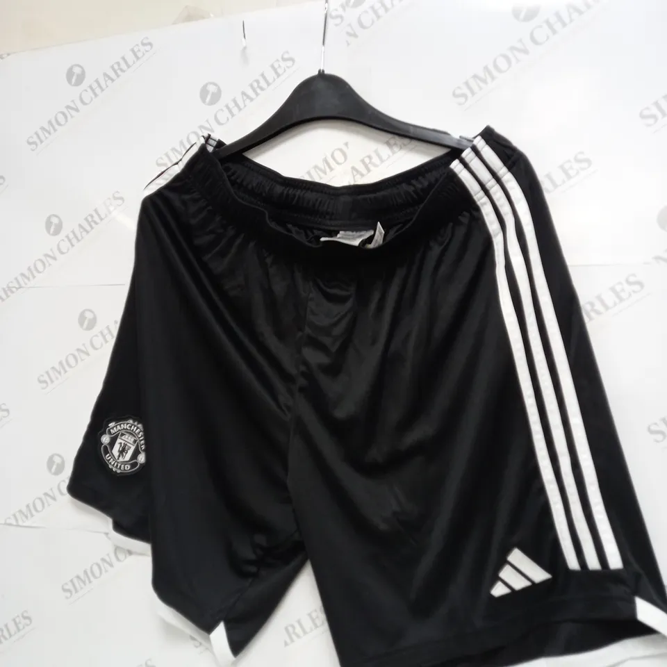 BLACK MANCHESTER UNITED TRAINING SHORTS SIZE L