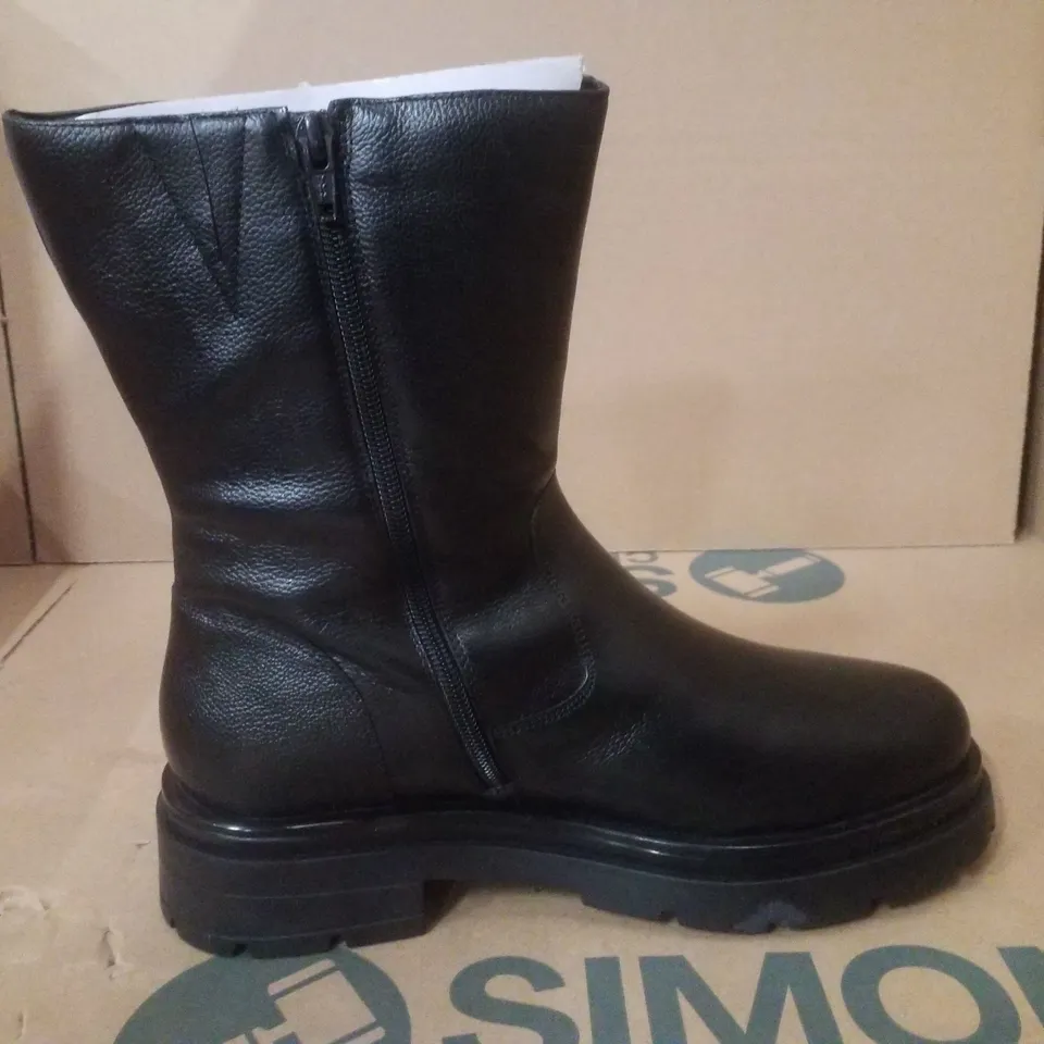BOX CONTAINING APPROXIMATELY 4 PAIRS OF BRAND NEW SIMPLY BE BLACK BREENER EX WIDE BOOTS - SIZE 8