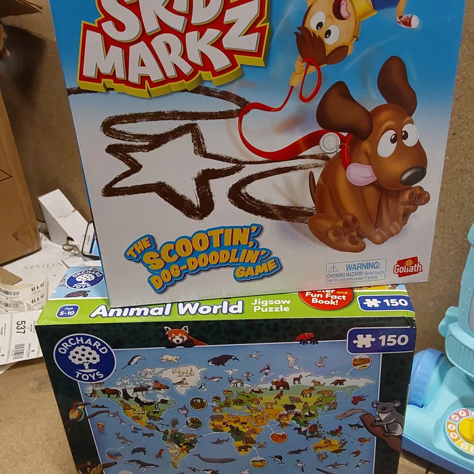 BOX OF APPROXIMATELY 10 BOXED TOYS TO INCLUDE: ANIMAL WORLD PUZZLE, SKID MARKZ GAME, BATH BOMB DIY KIT, DYSON HAIR SET ETC. 