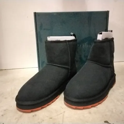 BOXED EMU AUSTRALIA UNISEX BOOTS , BLACK , SIZE UK 7 , 2 PAIRS AND 1 PAIR OKWB BOOTS DARK GREY SIZE 7