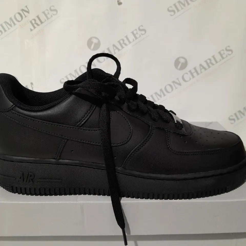 NIKE AIR FORCE 1 TRAINERS IN BLACK - UK 9
