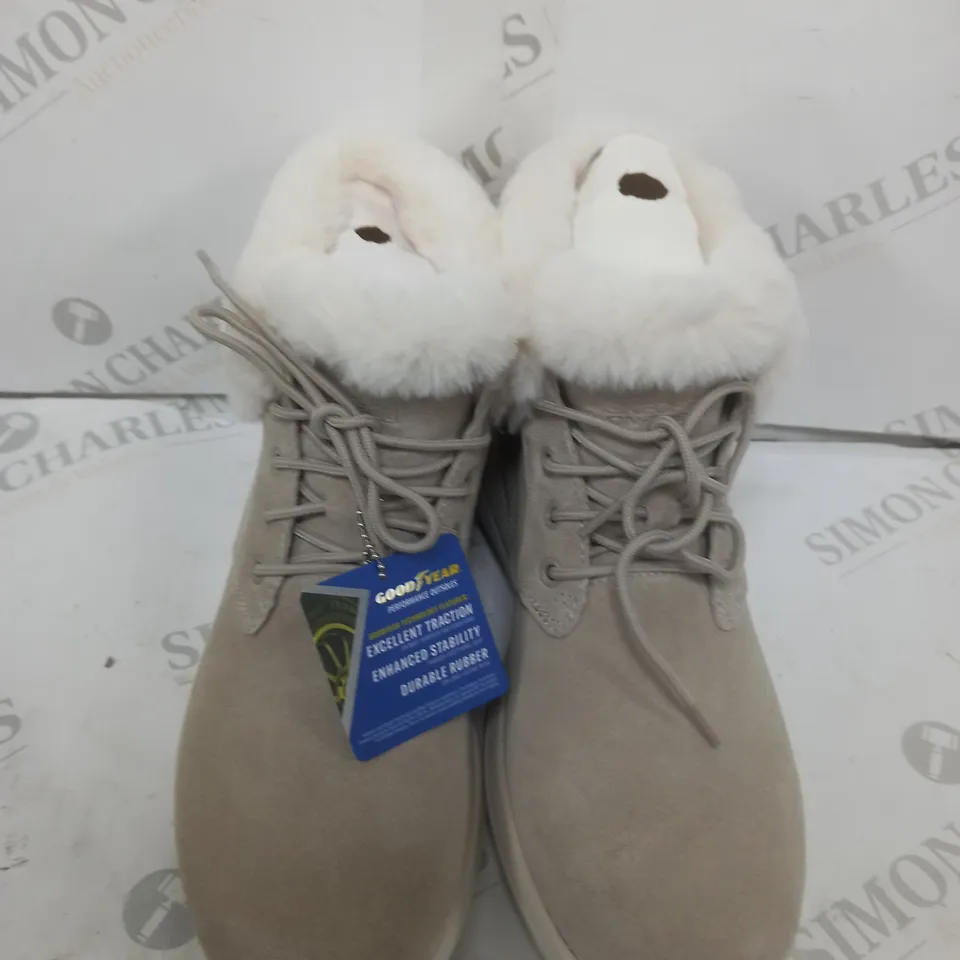 BOXED SKETCHERS WALKNG BOOTS BROW SIZE 5