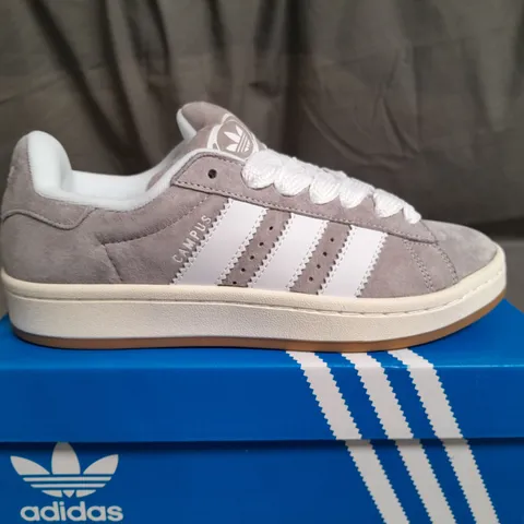 BOXED PAIR OF ADIDAS CAMPUS TRAINERS SIZE UK 5