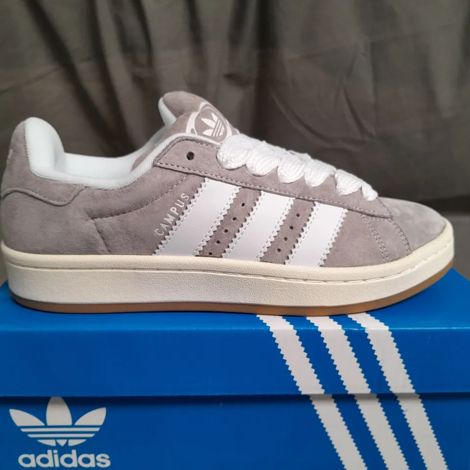 BOXED PAIR OF ADIDAS CAMPUS TRAINERS SIZE UK 5