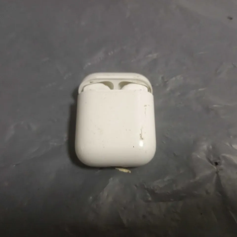 APPLE AIR PODS FIRST GEN IN WHITE 