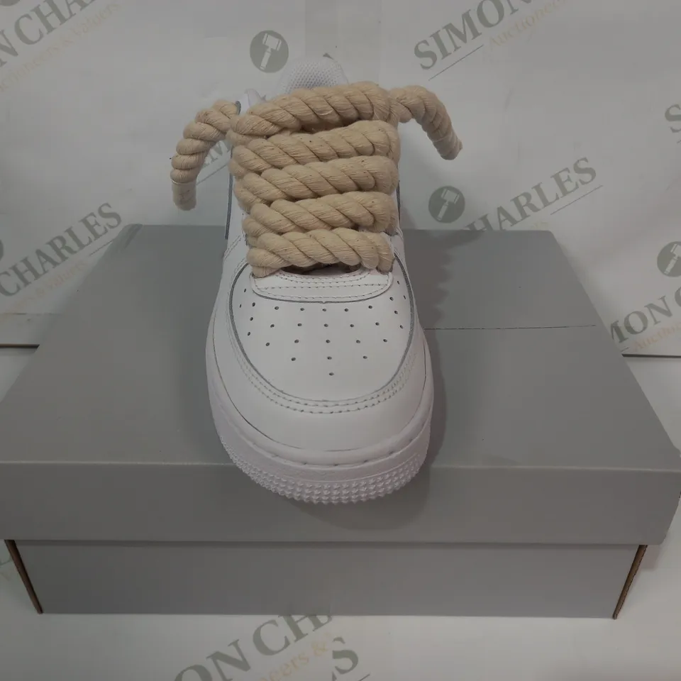 BOXED PAIR OF NIKE AIR FORCE 1 LE SHOES IN WHITE W. ROPE LACE UK SIZE 4.5