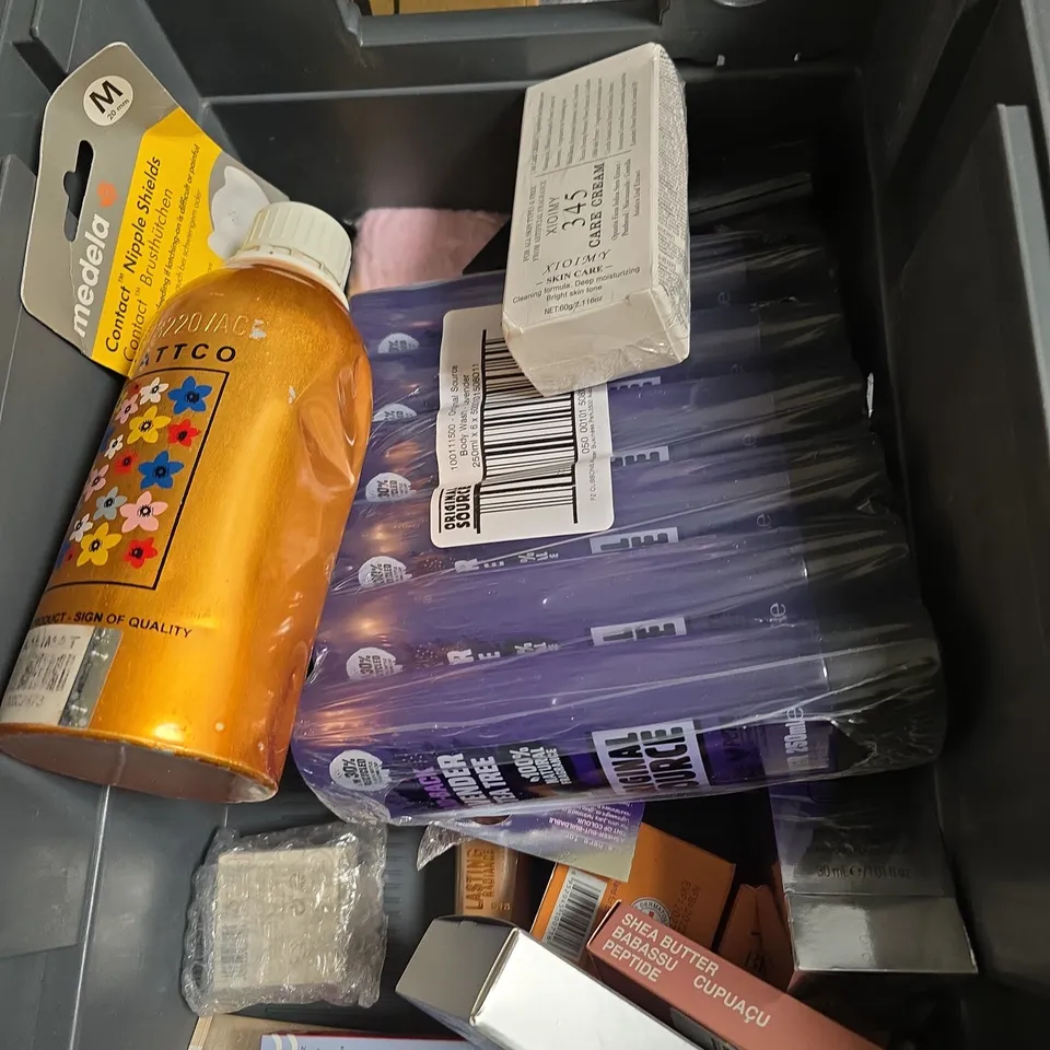 APPROXIMATEY 20 ASSORTED HEALTH AND BEAUTY PRODUCTS TO INCLUDE - BPERFECT PERFECTION PRIMER - RED HAIR BOW CLIPS AND RITUALS BEARD SHAMPOO