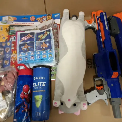 LOT OF APPROXIMATELY 25 ASSORTED TOYS AND GAMES TO INCLUDE NERF BLASTERS, FAIRY BUBBLE WAND AND TENNIS BALL