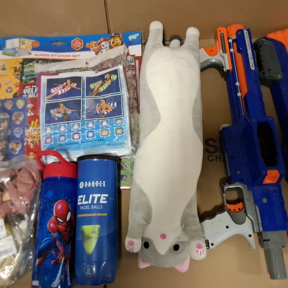LOT OF APPROXIMATELY 25 ASSORTED TOYS AND GAMES TO INCLUDE NERF BLASTERS, FAIRY BUBBLE WAND AND TENNIS BALL
