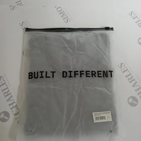 BAGGED BUILT DIFFERENT CREW NECK T-SHIRT SIZE L