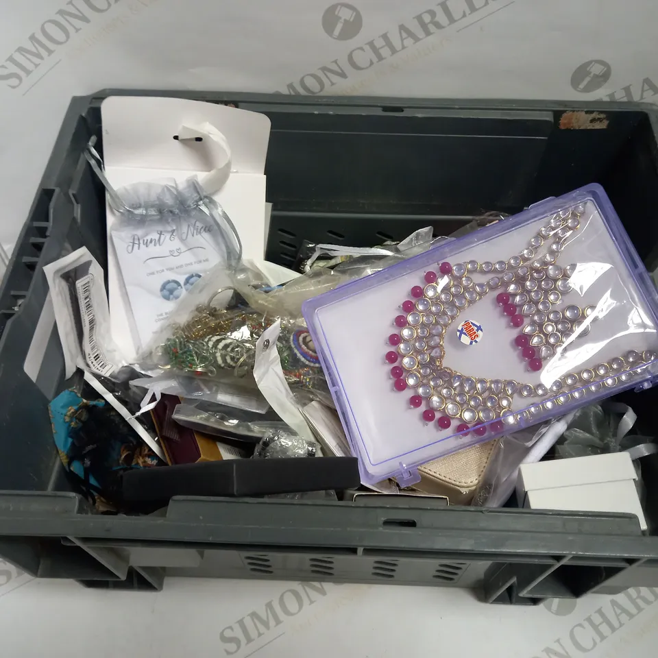 LARGE QUANTITY OF ASSORTED JEWELLERY TO INCLUDE: NECKLACES, RINGS, WATCHES AND EARRINGS