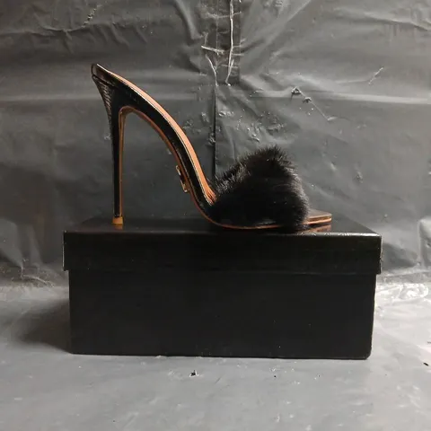 BOXED PAIR OF ANTONIO LEE OPEN TOE STILETTO HEELS IN BLACK/METALLIC GOLD SIZE EU 39