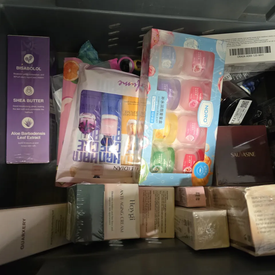 APPROXIMATEY 15 HEALTH AND BEAUTY PRODUCTS TO INCLUDE BATANA OIL, BOOTS MOISTURISING CREAM, AND CLINICARE SUN SHIELD CREAM ETC. - COLLECTION ONLY