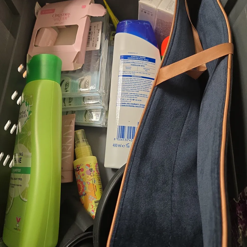 APPROXIMATELY 15 ASSORTED HEALTH & BEAUTY PRODUCTS TO INCLUDE SHAMPOO, BLACK STUFF SOAP, MOUTHWASH ETC