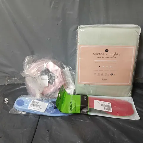 APPROXIMATELY 15 ASSORTED ITEMS TO INCLUDE 4 PIECE DUVET SET, FUL ALL ROUNDER PIECE SET, VIONIC ACTIVE INSOLE, ETC - COLLECTION ONLY