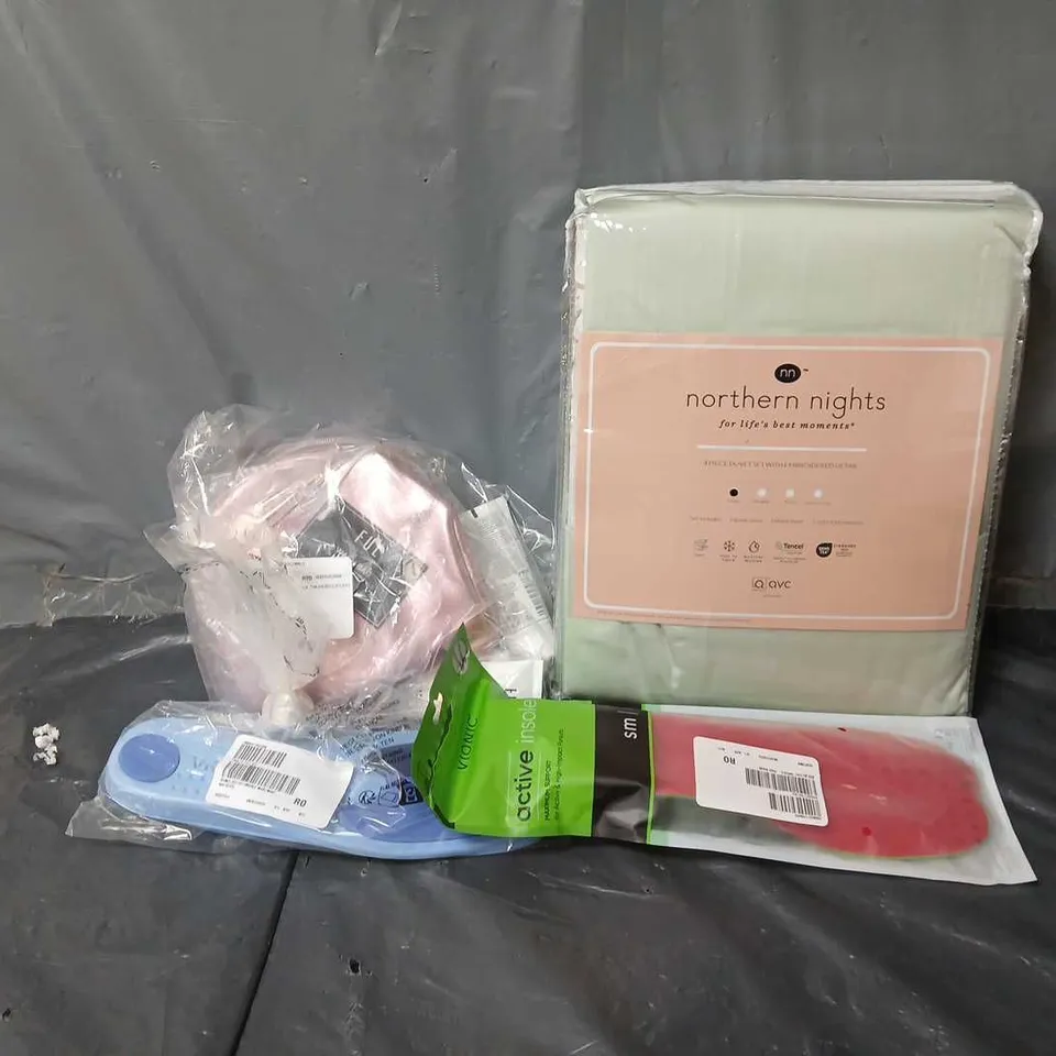 APPROXIMATELY 15 ASSORTED ITEMS TO INCLUDE 4 PIECE DUVET SET, FUL ALL ROUNDER PIECE SET, VIONIC ACTIVE INSOLE, ETC - COLLECTION ONLY