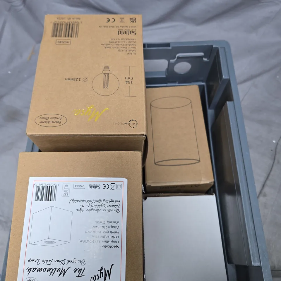 TOTE OF APPROXIMATELY 10 HOUSEHOLD KITCHENWARE ITEMS TO INCLUDE MUGS, GRAVY JUG AND TABLE LAMP