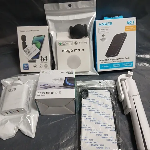 APPROXIMATELY 15 ASSORTED SMARTPHONE ACCESSORIES TO INCLUDE CHARGING CABLES, POWERBANKS, PHONE CASES ETC 