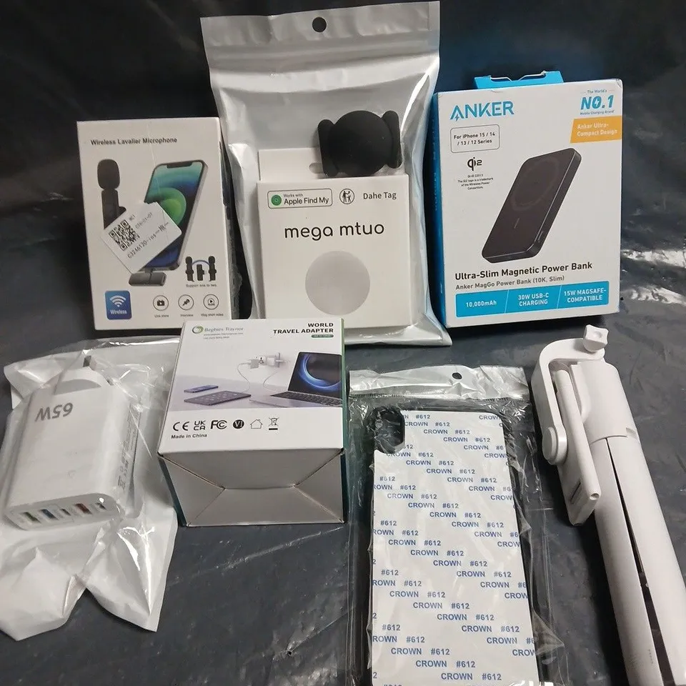 APPROXIMATELY 15 ASSORTED SMARTPHONE ACCESSORIES TO INCLUDE CHARGING CABLES, POWERBANKS, PHONE CASES ETC