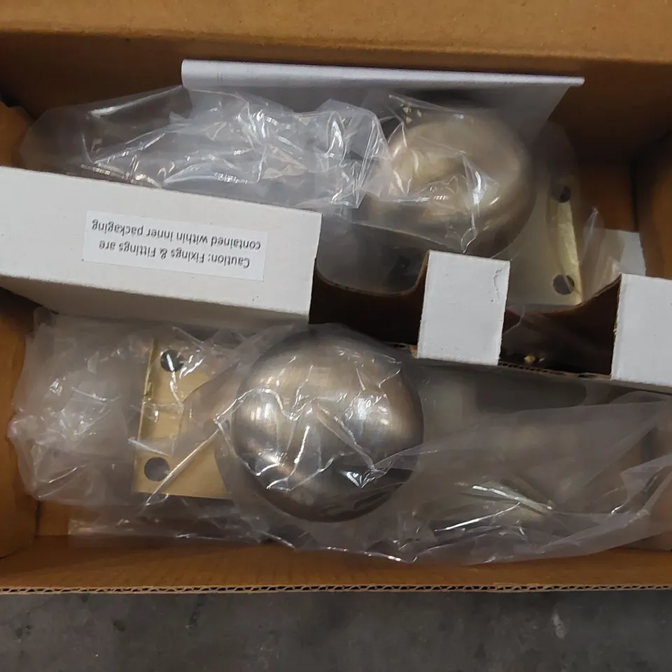 BOXED BALMORAL KNOB ON LATCH PLATE (1 BOX)