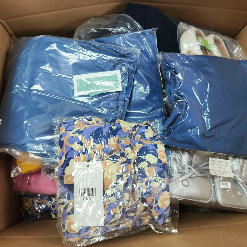 APPROXIMATELY 30 ASSORTED CLOTHING ITEMS IN VARIOUS SIZES, STYLES & COLOURS TO INCLUDE BRANDS SUCH AS LA MAREY, & MAISI, JO&JOE, ETC - COLLECTION ONLY