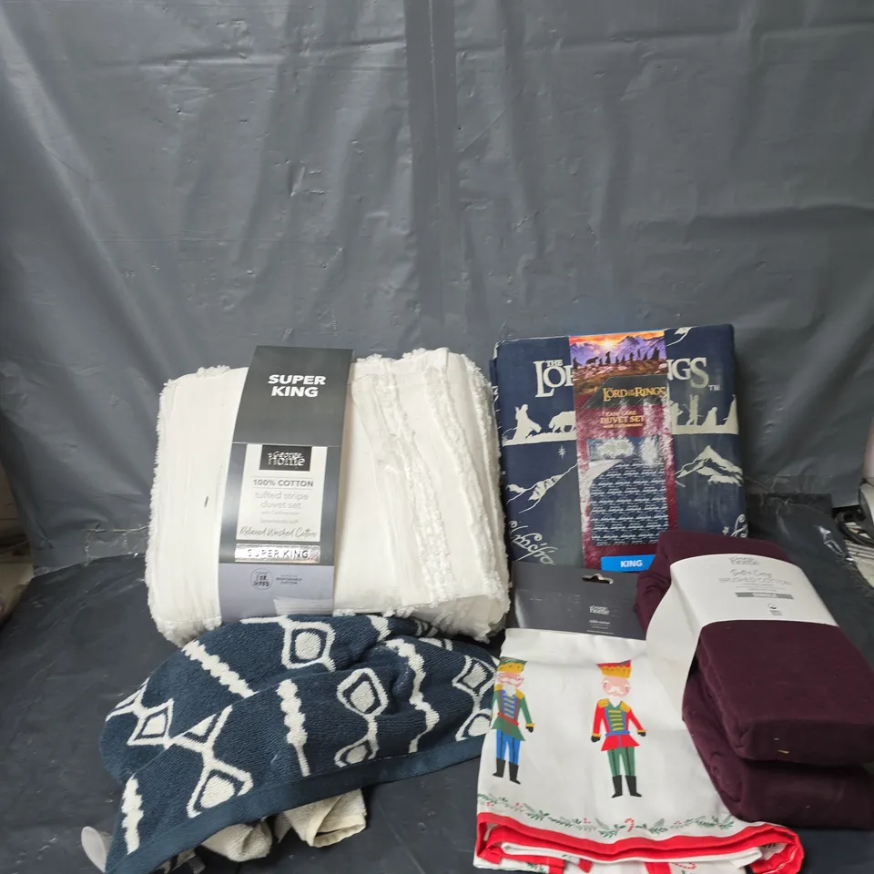 APPROXIMATELY 14 ASSORTED HOMEWARE ITEMS TO INCLUDE BRUSHED COTTON FITTED SHEET, LORD OF THE RINGS DUVET SET, TABLE RUNNER, ETC