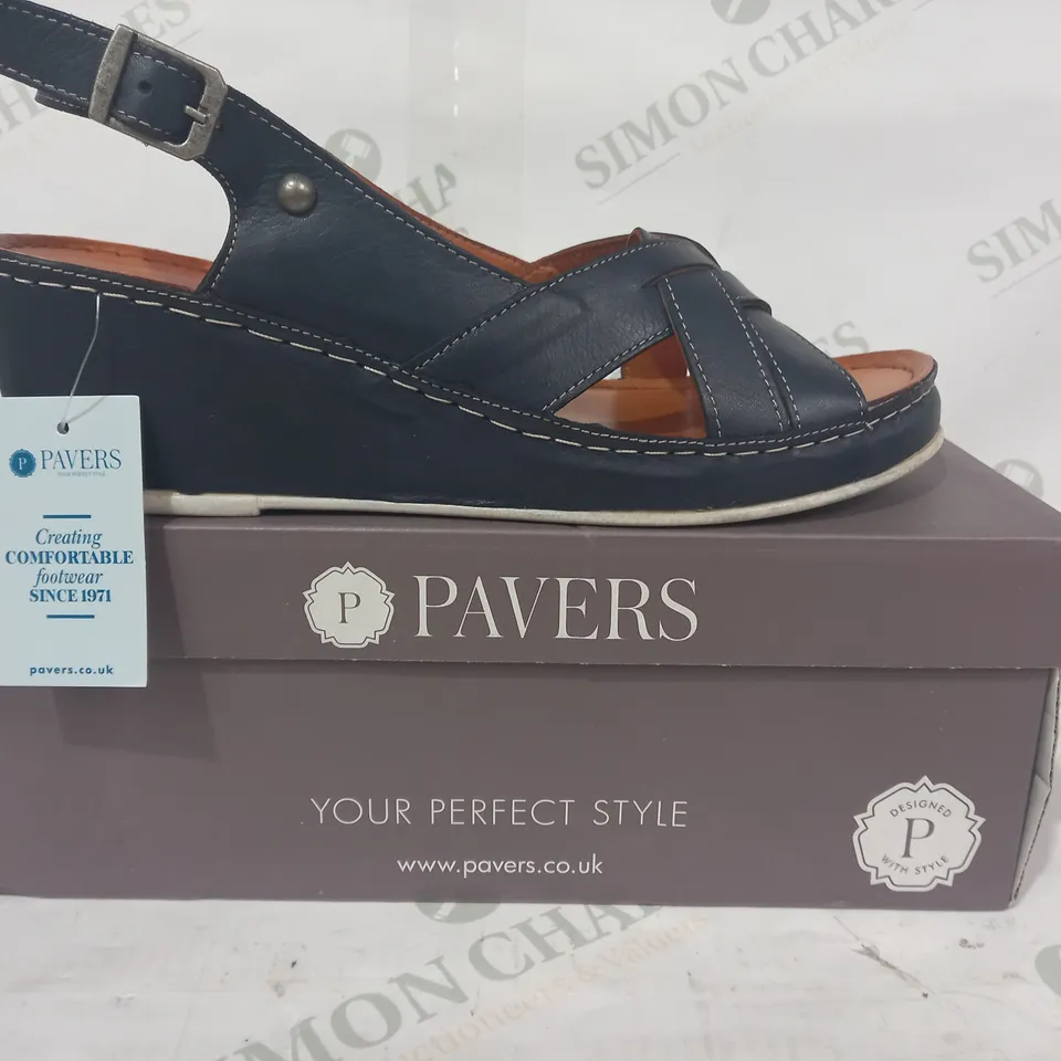 BOXED PAIR OF PAVERS OPEN TOE WEDGE SANDALS IN NAVY EU SIZE 41