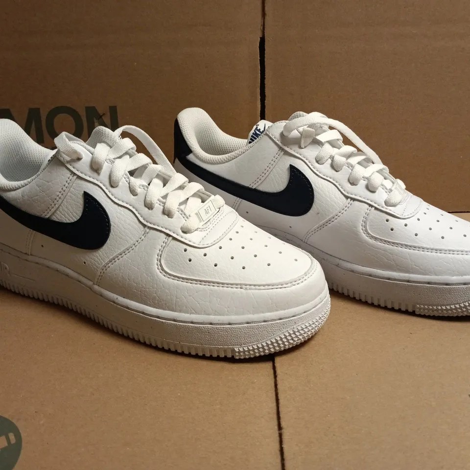 PAIR OF NIKE AIR FORCE 1 TRAINERS IN WHITE/NAVY SIZE UK 5