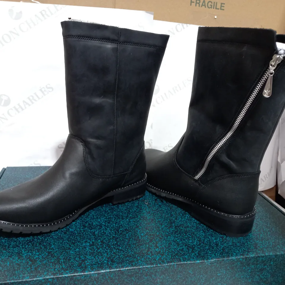 BOXED PAIR OF LEATHER BLACK BOOTS - SIZE 7