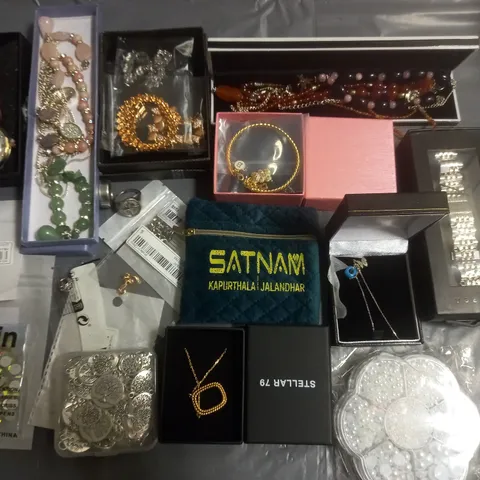 LOT OF ASSORTED JEWELLERY AND WATCH ITEMS TO INCLUDE RINGS, NECKLACES AND BRACELETS