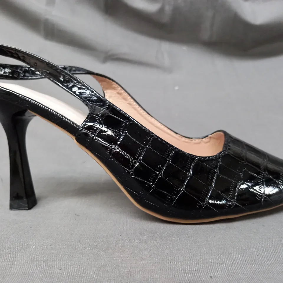 BOXED PAIR OF DESIGNER POINTED TOE HEELED SHOES IN BLACK EU SIZE 38