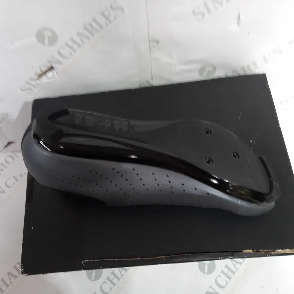 BOXED PAIR OF FI'ZI:K TEMPO OVERCURVE R5 SHOES IN METALLIC GUN METAL/BLACK - UK SIZE 6.5