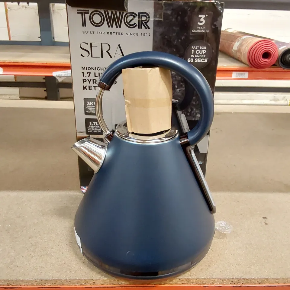 BOXED TOWER T10079 SERA PYRAMID KETTLE WITH SMOKED BLACK TRIM - 1.7L (1 BOX)