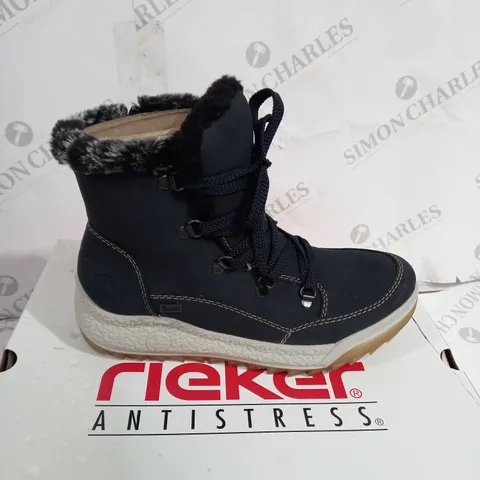 BOXED PAIR OF RIEKER WATER RESISTANT WARM HIKER BOOTS, NAVY - SIZE 5