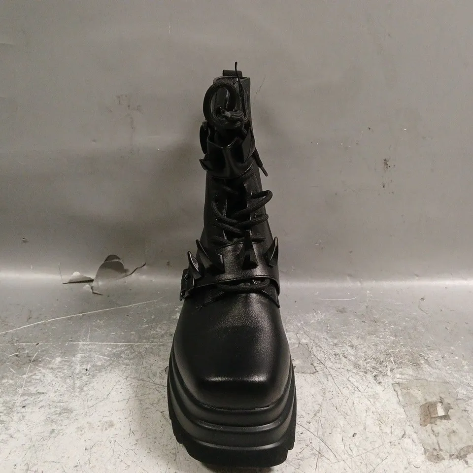 BOXED PAIR OF KOI SANTOKU TRIDENT SPIKE PLATFORM BOOTS IN BLACK SIZE UK 8