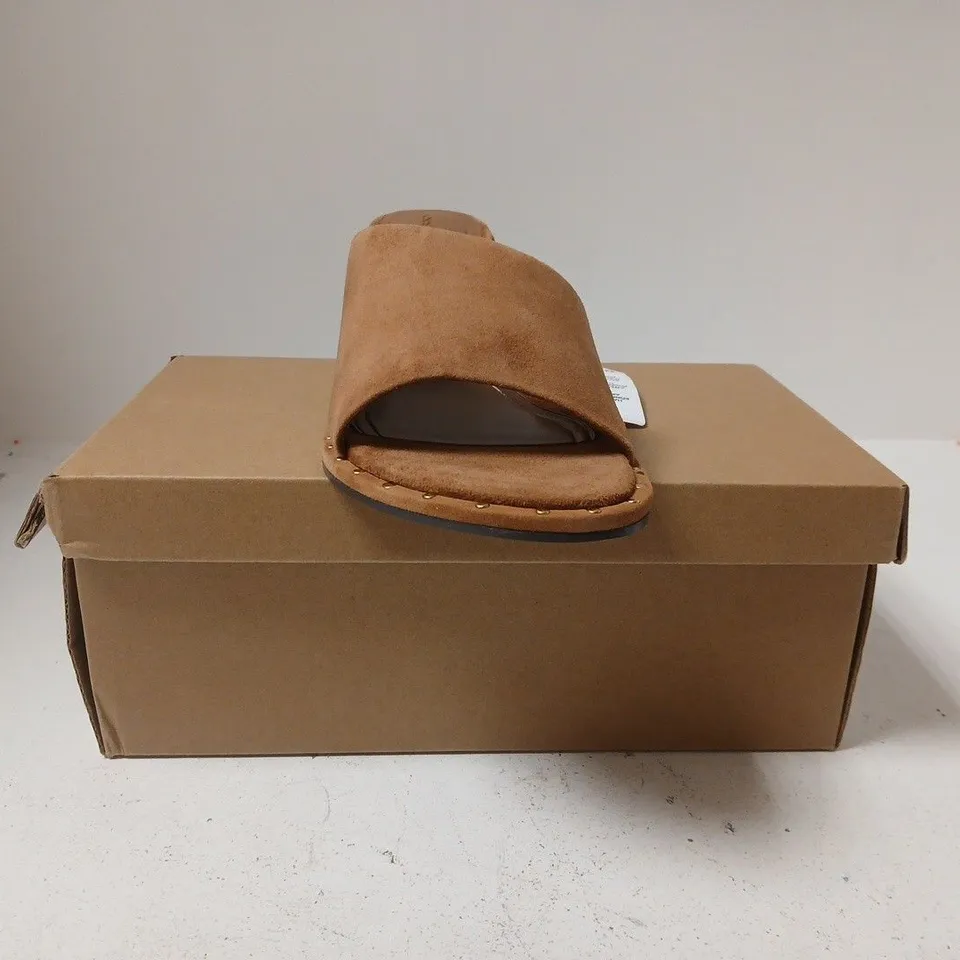 BOXED PAIR OF ASOS DESIGN HAMMER PREMIUM ASYMMETRIC MID BLOCK HEEL OPEN TOE SHOES IN TAN SIZE UK 7