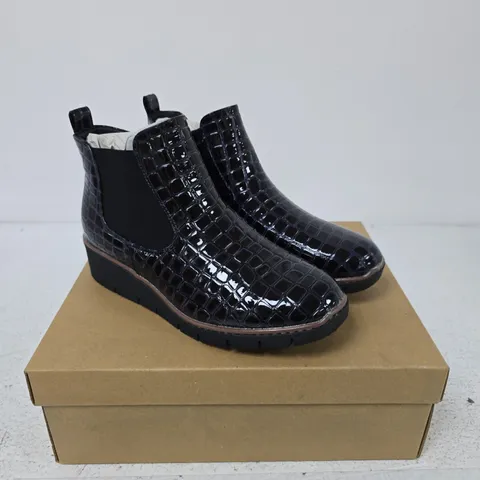 JO & JOE WOMEN'S NAVY CROC-EFFECT BOOTS - UK 5
