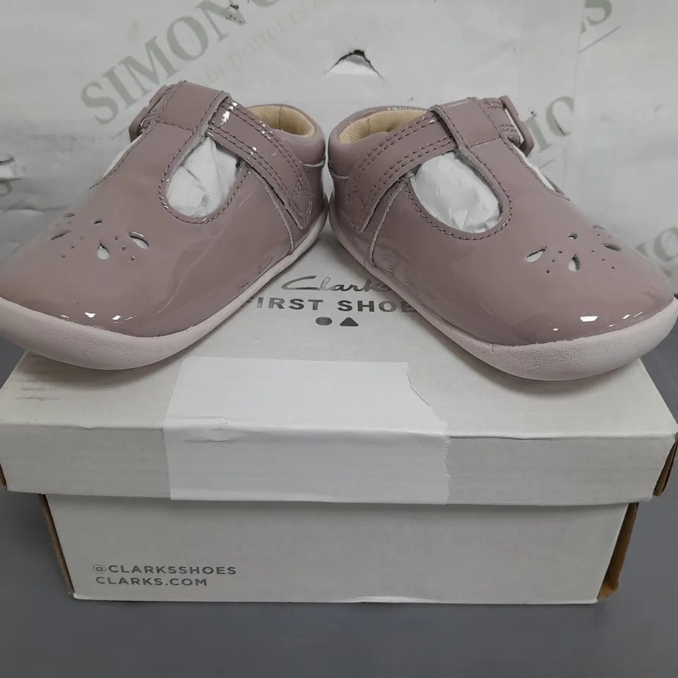 BOXED PAIR OF CLARKS ROAMER STAR INFANT SHOES IN PINK UK SIZE 4