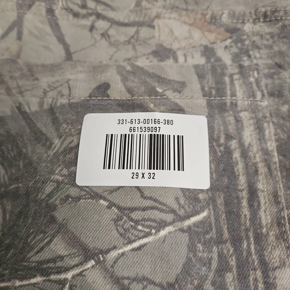 HOLLISTER TROUSERS IN TREE CAMO – SIZE W29 L32