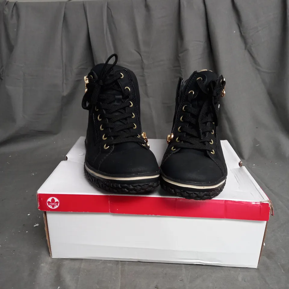 BOXED PAIR OF RIEKER WARM LINED BOOTIE IN BLACK SIZE 6.5