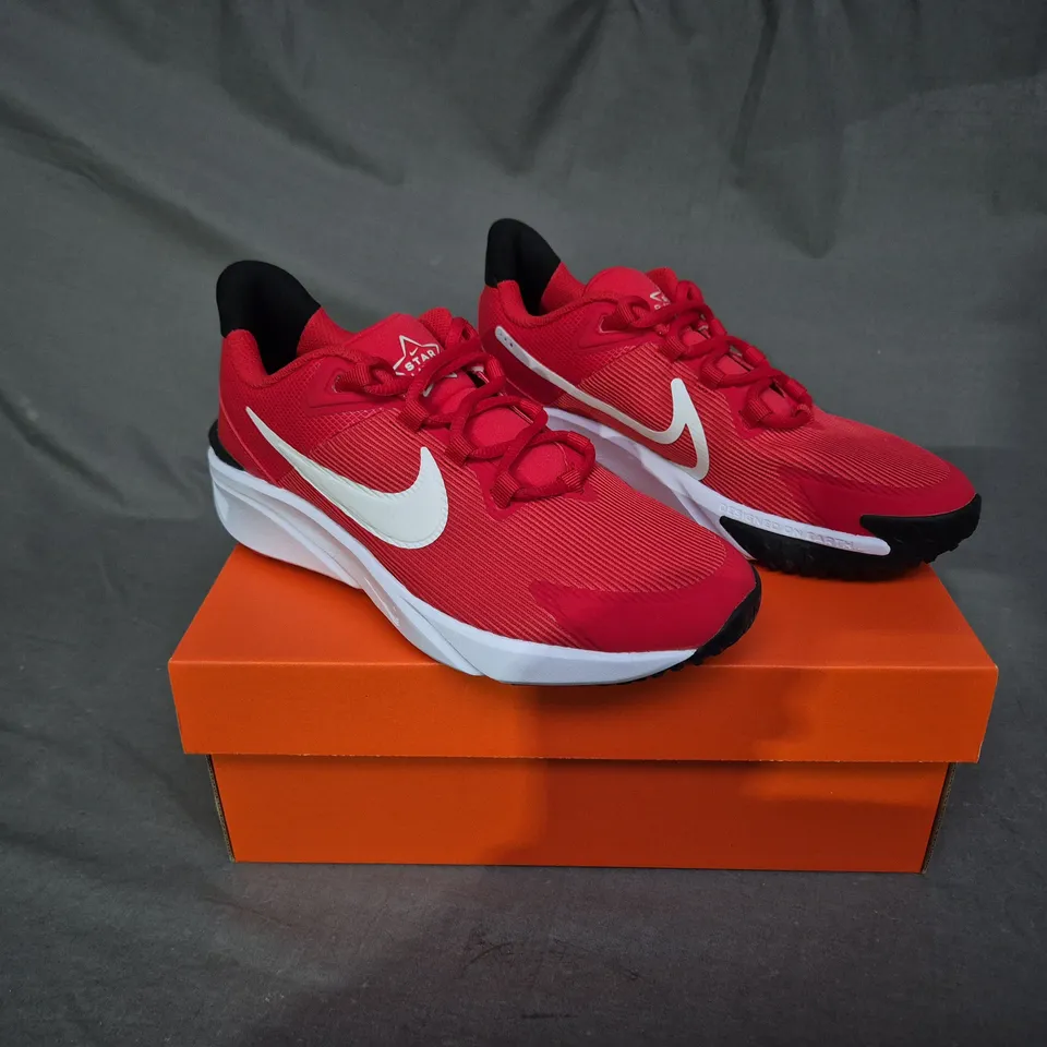 BOXED PAIR OF NIKE STAR RUNNER 4 NN TRAINERS IN RED - UK SIZE 4.5