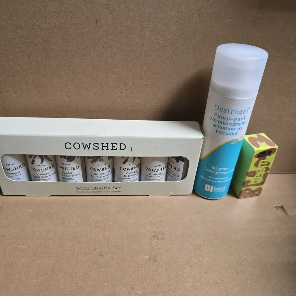 APPROXIMATELY 15 ASSORTED HEALTH & BEAUTY PRODUCTS TO INCLUDE COWSHED MINI GIFT SET, MADE BY MITCHELL LIP GLOSS, TRANSDERMAL GEL ETC - COLLECTION ONLY