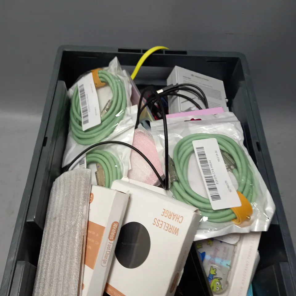 APPROXIMATELY 30 ASSORTED SMARTPHONE ACCESSORIES TO INCLUDE SCREEN PROTECTORS, CHARGING CABLES, PROTECTIVE CASES ETC 