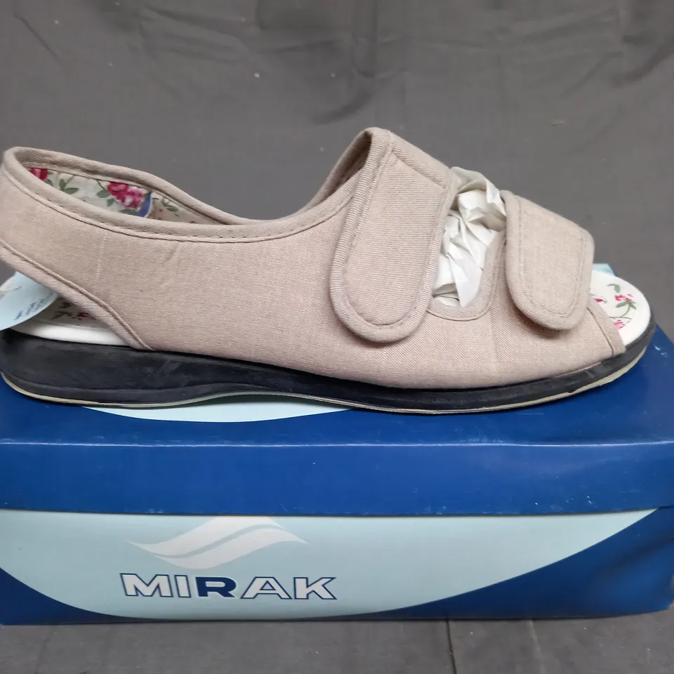 BOX OF APPROXIMATELY 10 ASSORTED PAIRS OF SHOES TO INCLUDE LOW BLACK TRAINERS, FORMAL SHOES, OPEN TOE SANDALS ETC