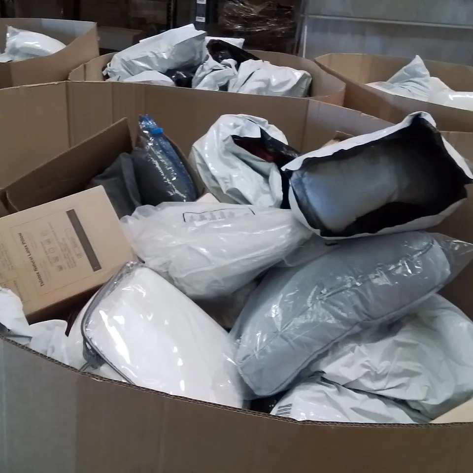 PALLET CONTAINING A LARGE QUANTITY OF PILLOWS
