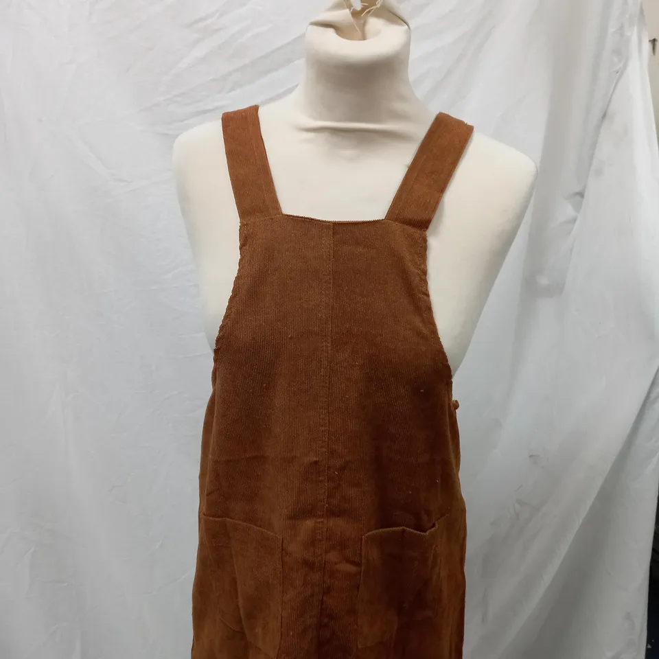 LOT OF CLOTHES APPROXIMATELY 30 TO INCLUDE JUMPERS, BOXER SHORTS, DRESS ETC 