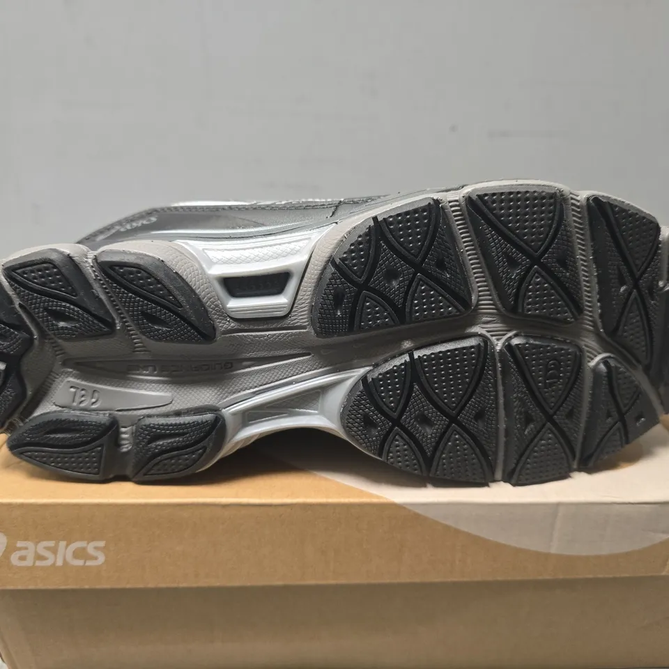 BOXED PAIR OF ASICS GEL NYC TRAINERS IN BLACK/SILVER - UK 8.5