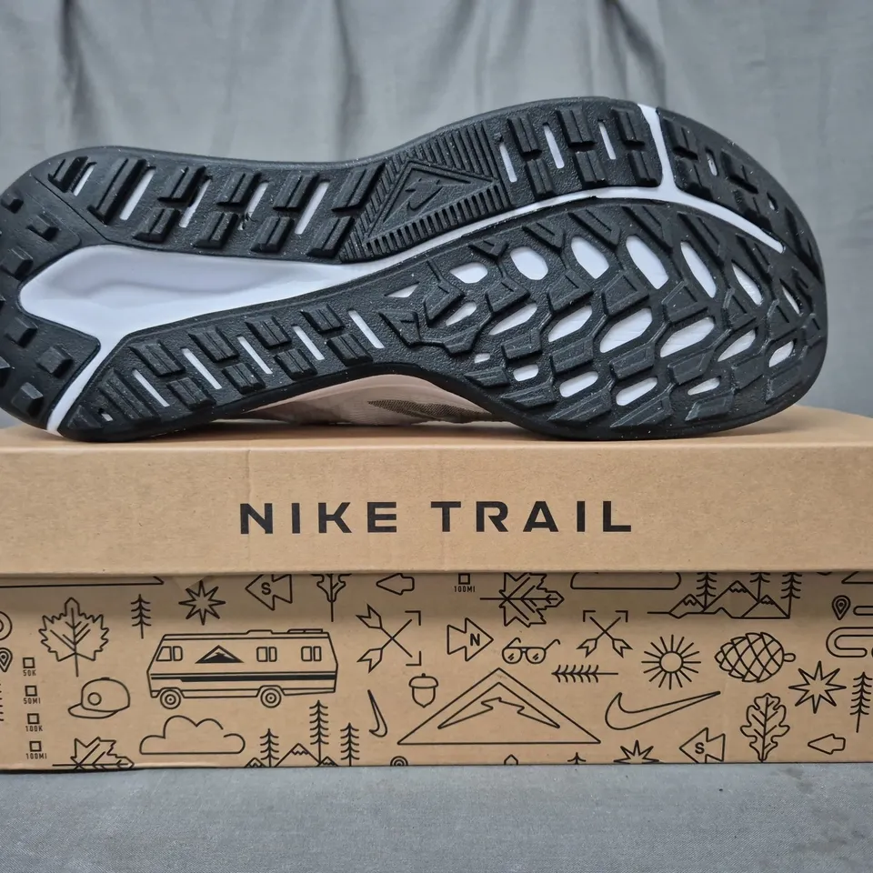 BOXED PAIR OF NIKE JUNIPER TRAIL 2 SHOES IN WHITE/MULTICOLOUR UK SIZE 9