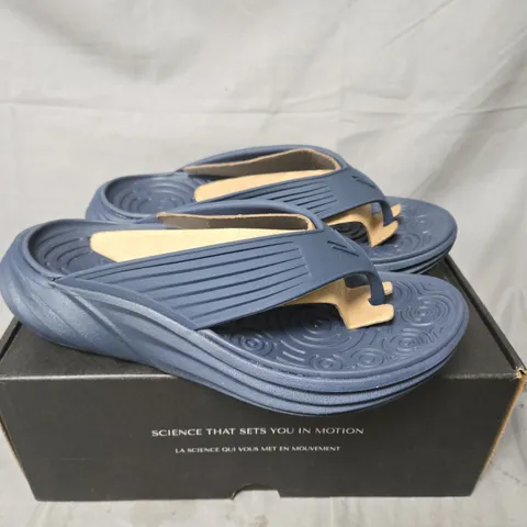 BOXED VIONIC MONSTER TIDE RX SANDALS IN NAVY - SIZE 5
